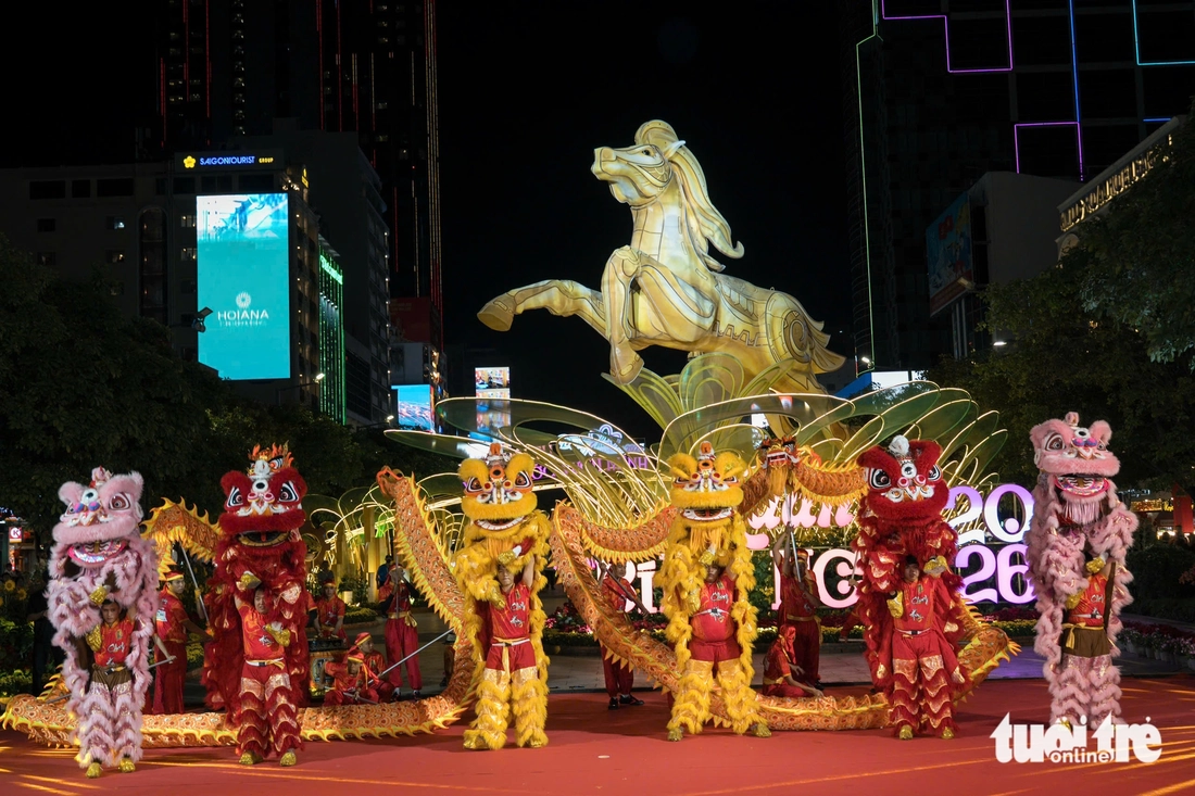 đường hoa Nguyễn Huệ - Ảnh 1.