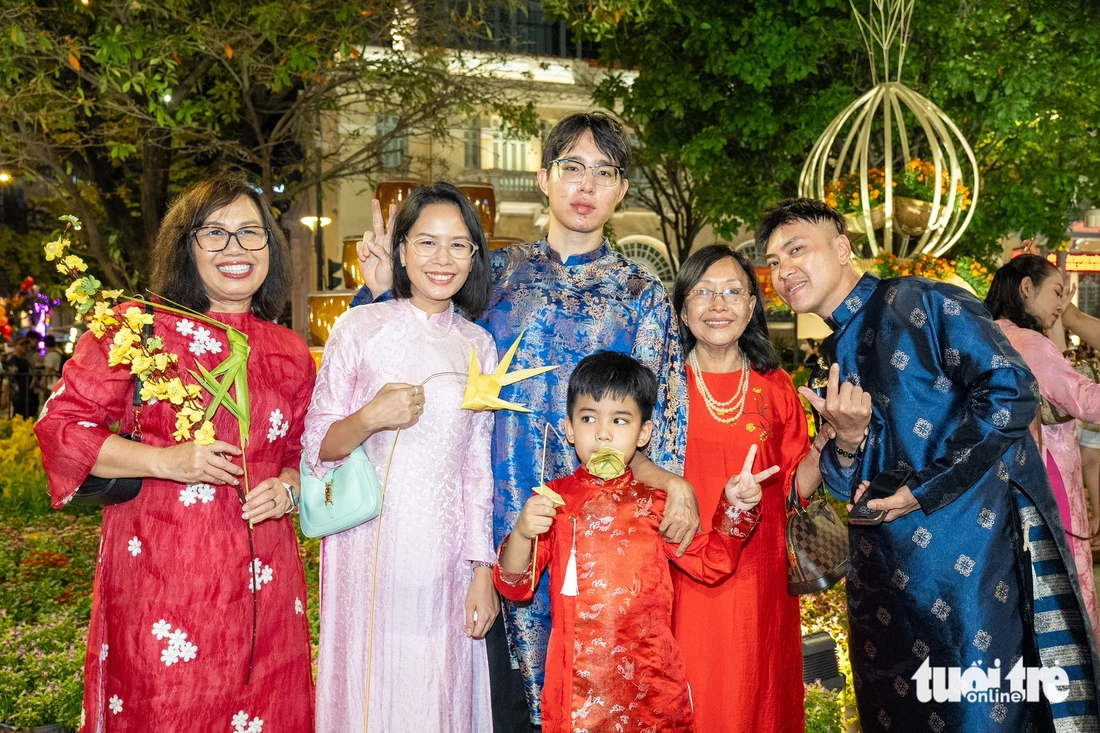 đường hoa Nguyễn Huệ - Ảnh 7.