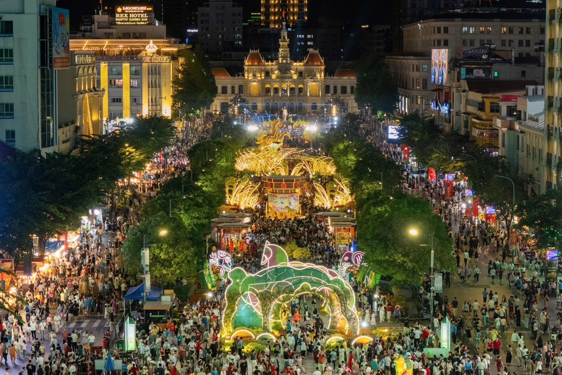 Trải nghiệm phiên bản đêm của Đường hoa Nguyễn Huệ Tết Bính Ngọ 2026 sau lễ khai mạc - Ảnh 13.