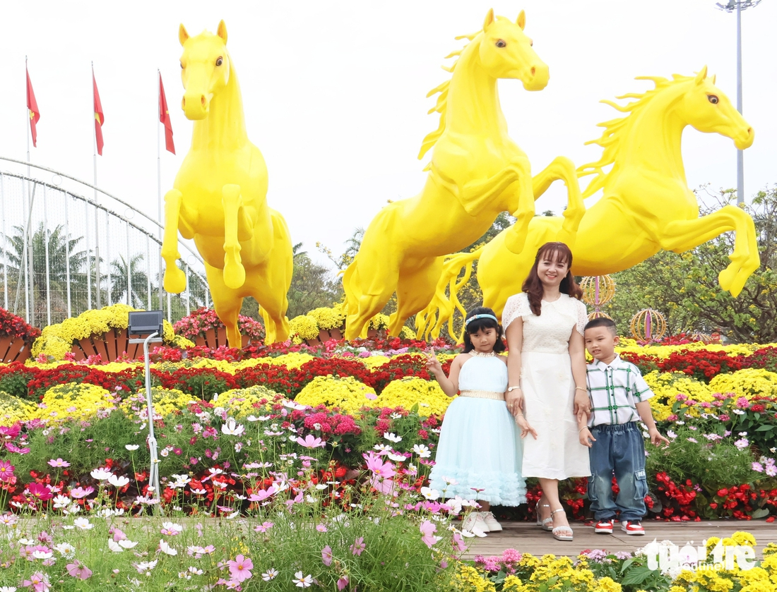 Bộ ba ngựa vàng 'Tam mã phi thiên' ở Đà Nẵng hút khách chiêm ngưỡng, chụp ảnh - Ảnh 3.