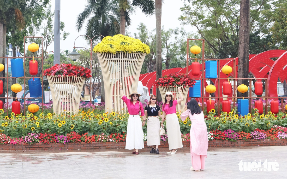 Bộ ba ngựa vàng 'Tam mã phi thiên' ở Đà Nẵng hút khách chiêm ngưỡng, chụp ảnh - Ảnh 9.