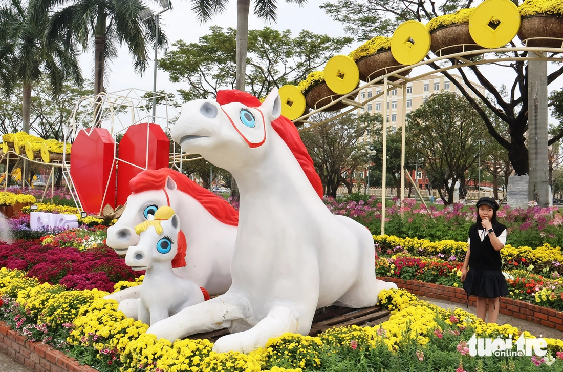 Bộ ba ngựa vàng 'Tam mã phi thiên' ở Đà Nẵng hút khách chiêm ngưỡng, chụp ảnh - Ảnh 11.