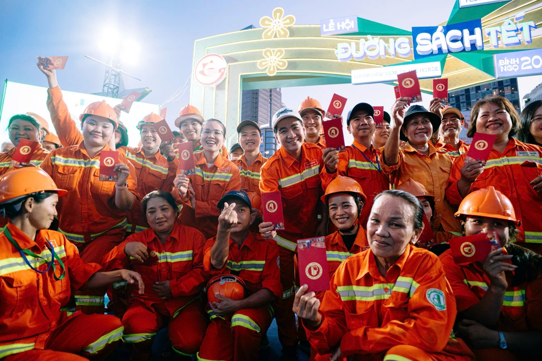 Người dân bắt đầu đổ về các khu vực trung tâm vui chơi và chờ bắn pháo hoa đêm giao thừa - Ảnh 10.