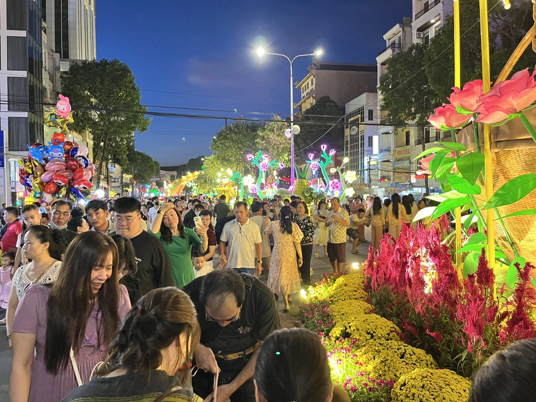 Người dân bắt đầu đổ về các khu vực trung tâm vui chơi và chờ bắn pháo hoa đêm giao thừa - Ảnh 12.
