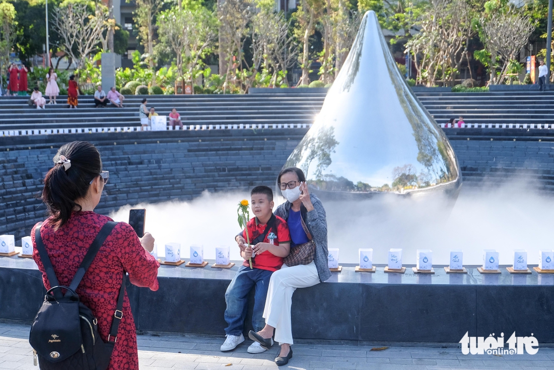 Mùng 1 Tết, người dân nô nức check-in tại các công viên mới ở TP.HCM - Ảnh 4.