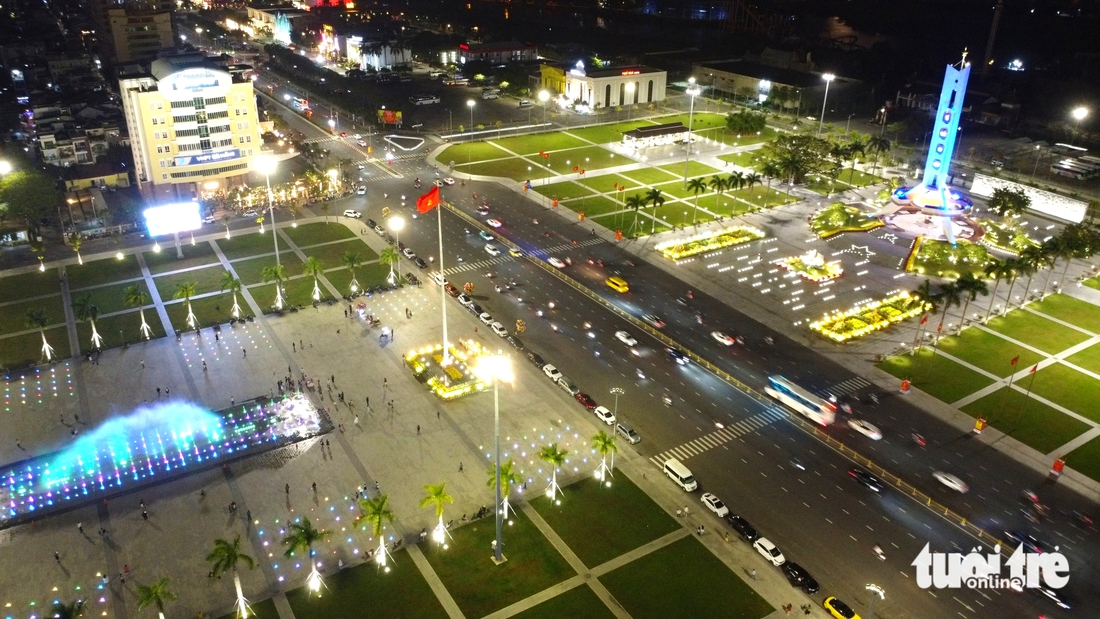 Đêm mùng 2 Tết rộn ràng tại quảng trường 29-3 Đà Nẵng với màn nhạc nước mãn nhãn - Ảnh 4.