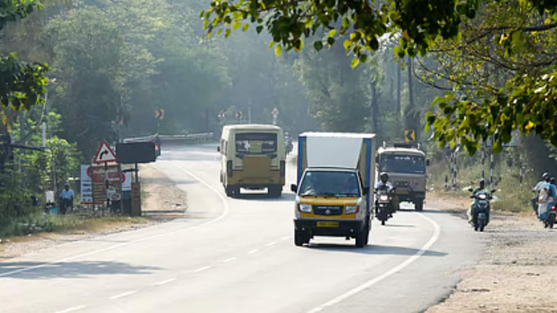 'Treo' xe tai nạn thật thay biển cảnh báo để răn đe tài xế lái ẩu - Ảnh 5.