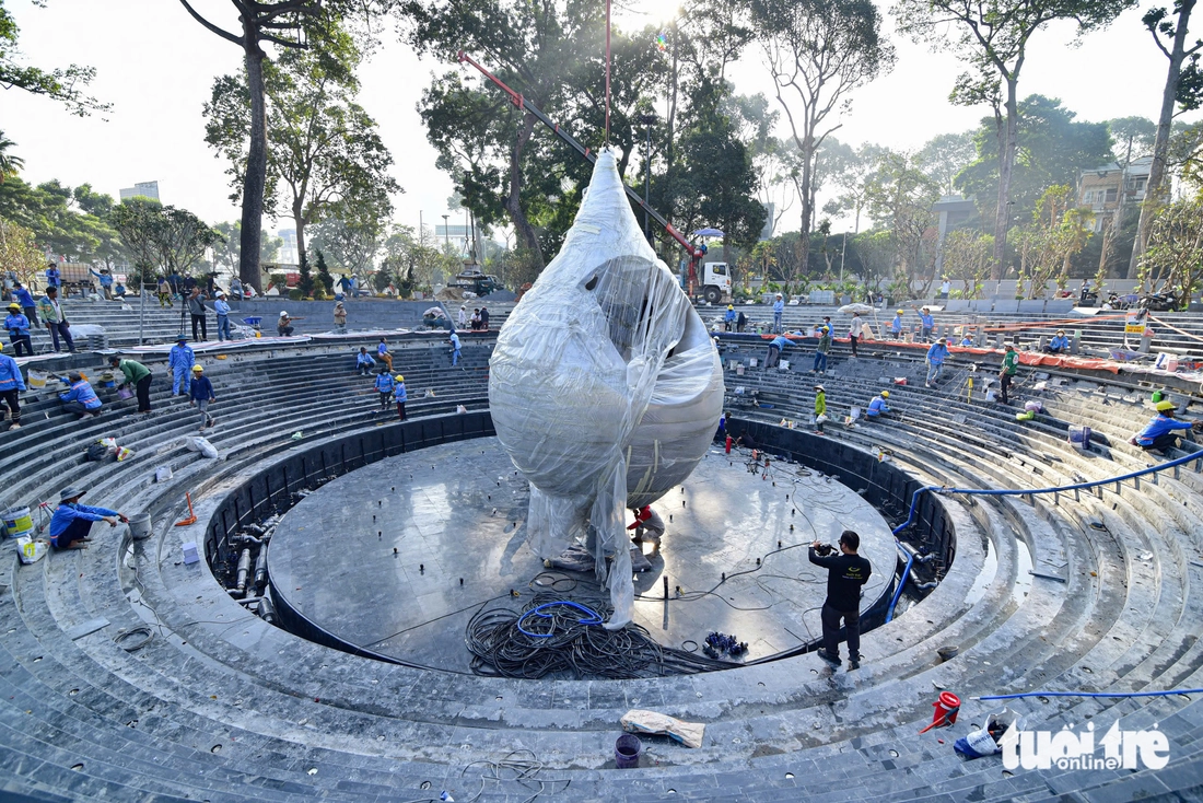 Lắp biểu trưng hình giọt nước tại công viên số 1 Lý Thái Tổ - Ảnh 1.