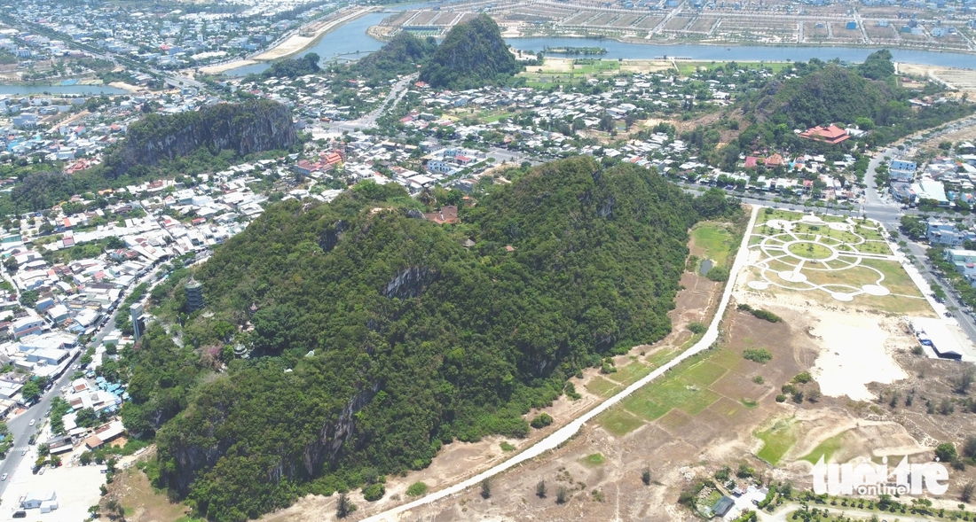 Biển xe ken đặc Ngũ Hành Sơn, du khách xếp hàng dài lên Thủy Sơn - Ảnh 3.