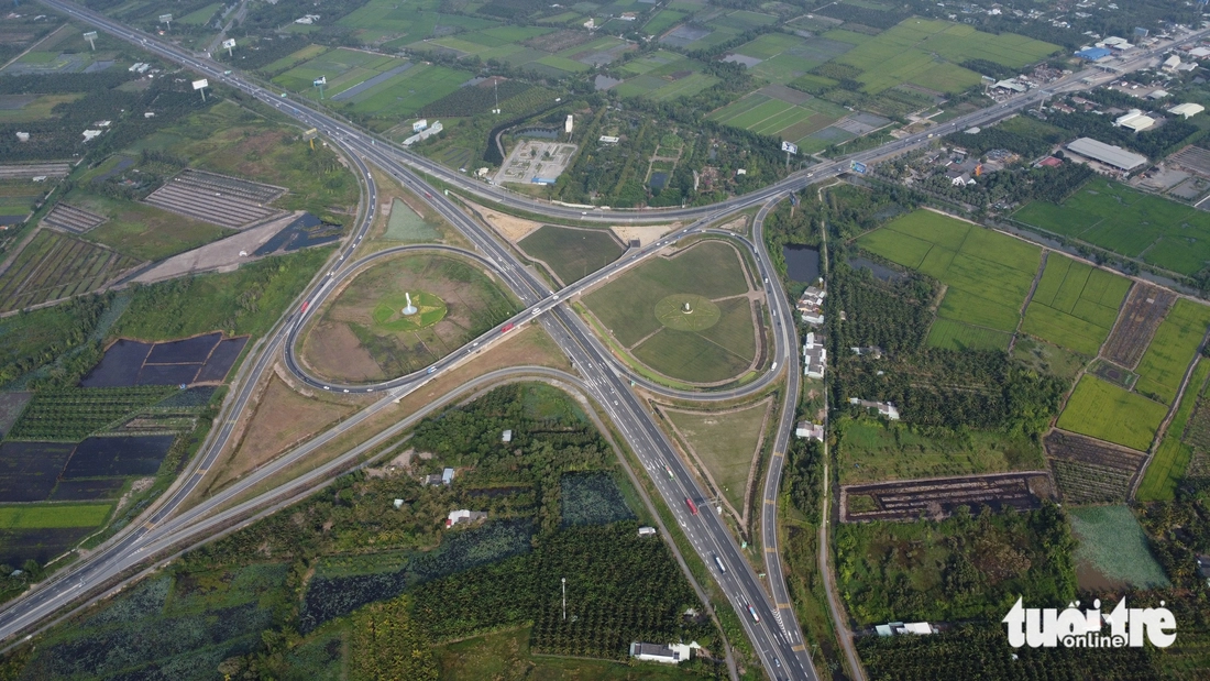 Quốc lộ 1 ùn ứ, tài xế tìm đường vào cao tốc TP.HCM - Trung Lương dù đã bị chặn - Ảnh 5.