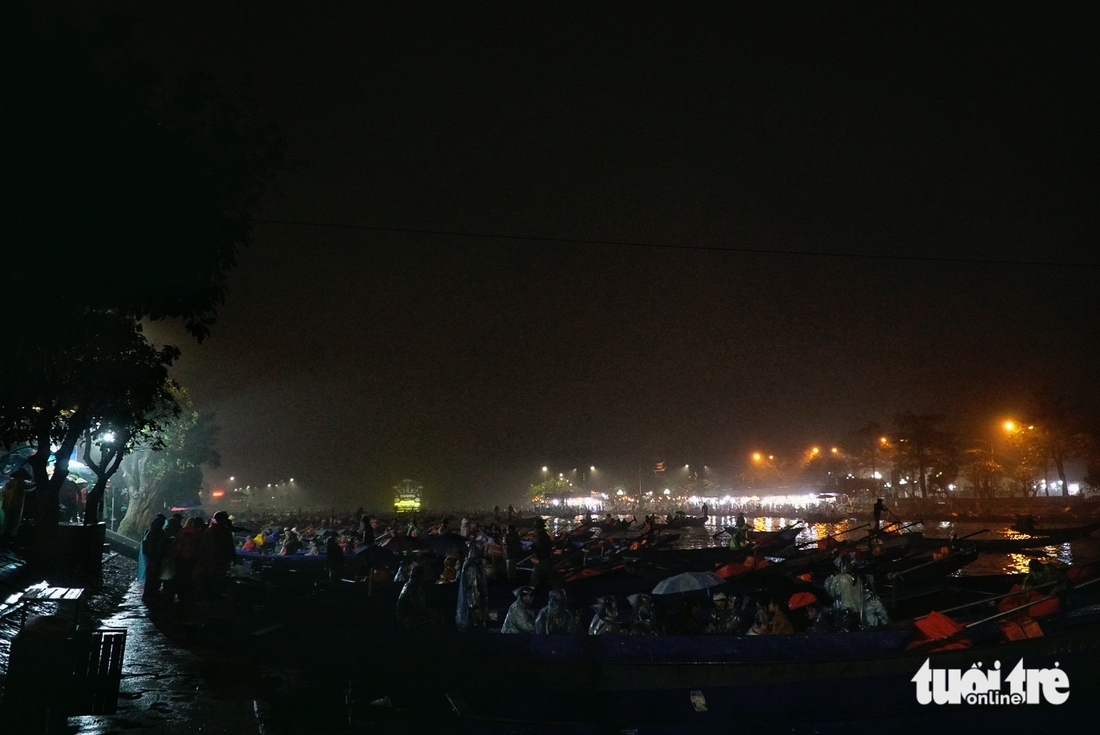 Thuyền 'chạy bằng cơm’ bon bon chở khách trẩy hội Chùa Hương - Ảnh 2. chùa Hương - Ảnh 6.