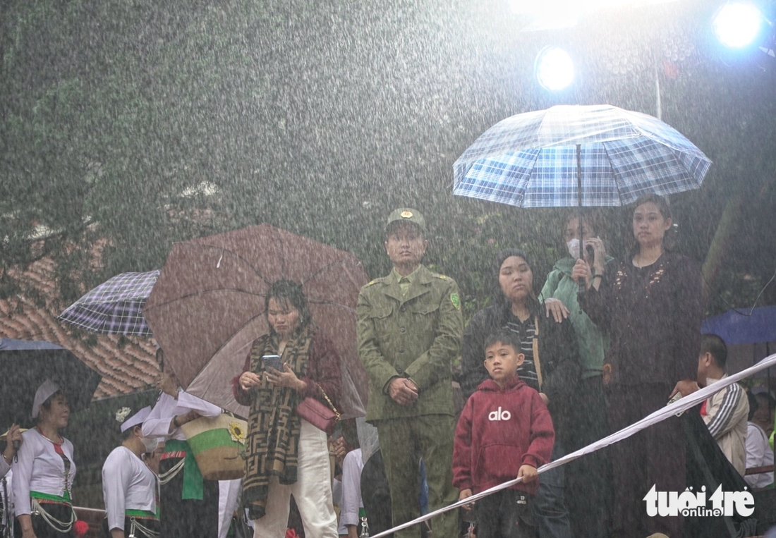 Thuyền 'chạy bằng cơm’ bon bon chở khách trẩy hội Chùa Hương - Ảnh 4. Chùa Hương khai hội: Bến Đục vắng xuồng máy, du khách nô nức trẩy hội mùng 6 Tết - Ảnh 3.