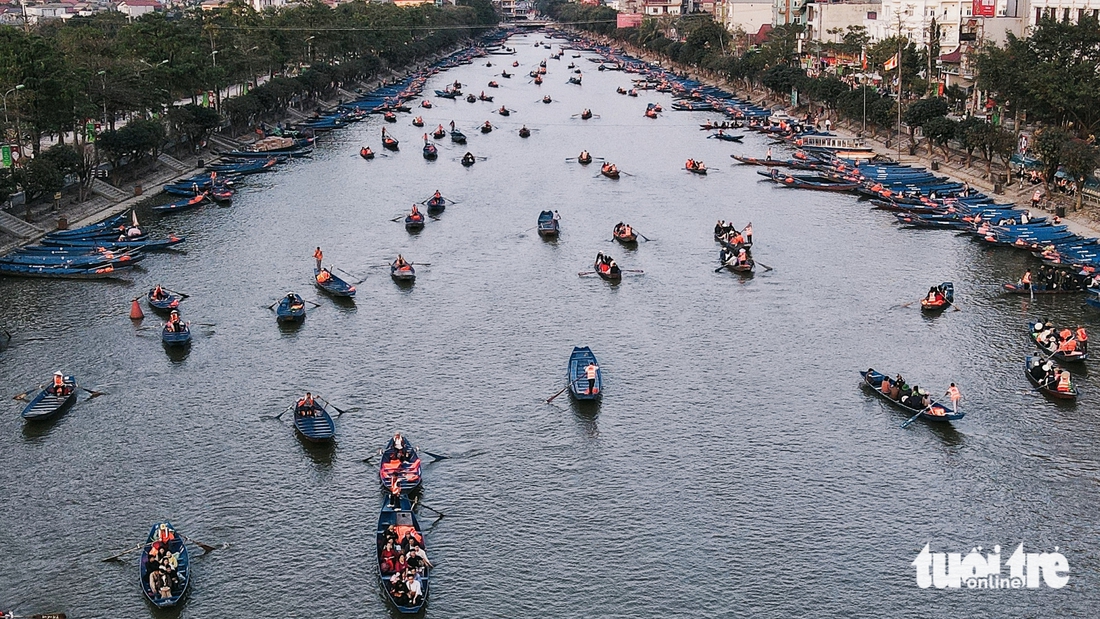 Thuyền 'chạy bằng cơm’ bon bon chở khách trẩy hội Chùa Hương - Ảnh 6. chùa Hương - Ảnh 5.