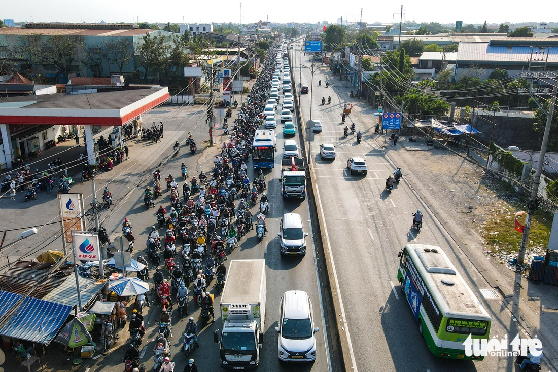 Người dân lỉnh kỉnh đồ đạc trên xe trở lại TP.HCM sau kỳ nghỉ Tết - Ảnh 3.