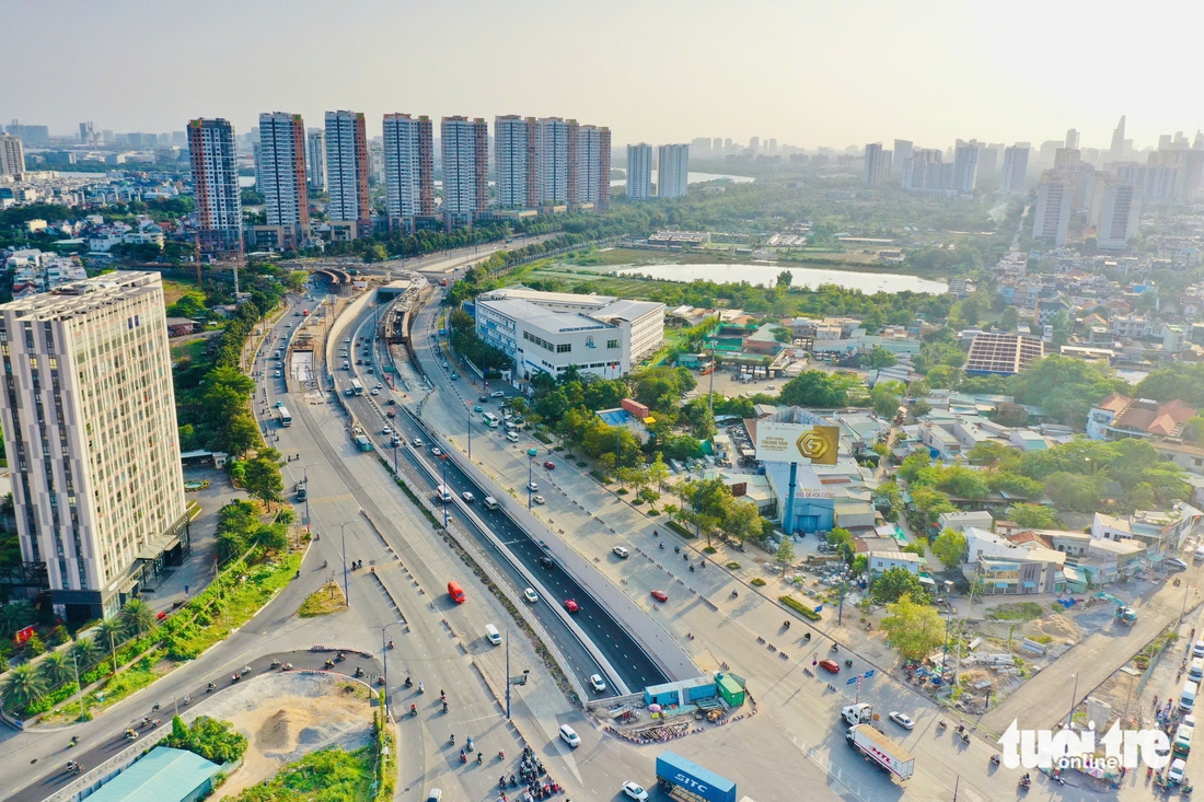 Người dân lỉnh kỉnh đồ đạc trên xe trở lại TP.HCM sau kỳ nghỉ Tết - Ảnh 13.