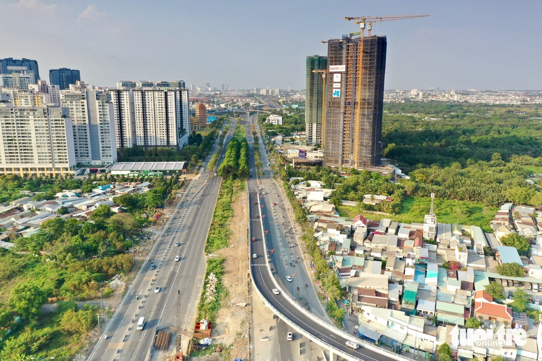 Người dân lỉnh kỉnh đồ đạc trên xe trở lại TP.HCM sau kỳ nghỉ Tết - Ảnh 14.