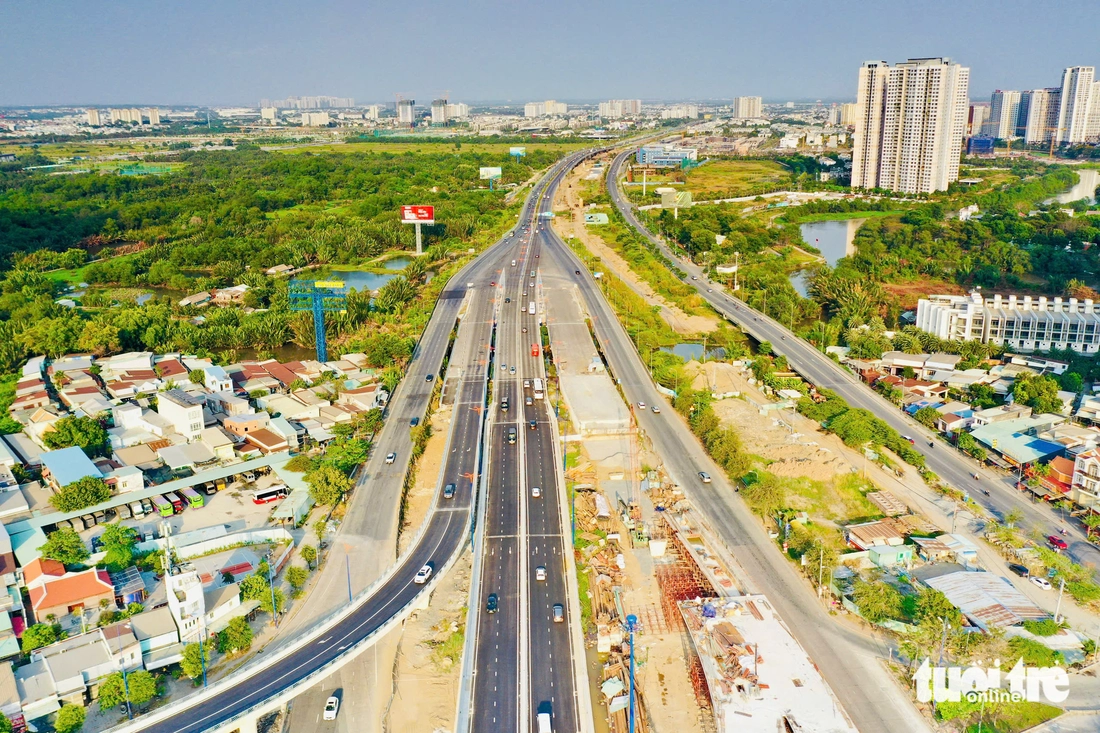 Người dân lỉnh kỉnh đồ đạc trên xe trở lại TP.HCM sau kỳ nghỉ Tết - Ảnh 15.