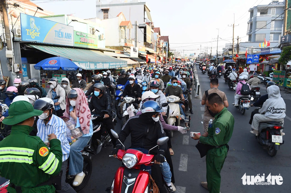 Người dân lỉnh kỉnh đồ đạc trên xe trở lại TP.HCM sau kỳ nghỉ Tết - Ảnh 10.