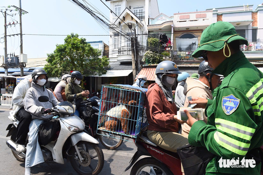 Người dân lỉnh kỉnh đồ đạc trên xe trở lại TP.HCM sau kỳ nghỉ Tết - Ảnh 11.