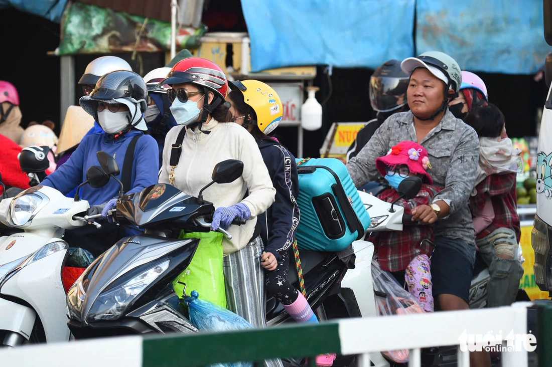 Người dân lỉnh kỉnh đồ đạc trên xe trở lại TP.HCM sau kỳ nghỉ Tết - Ảnh 12.