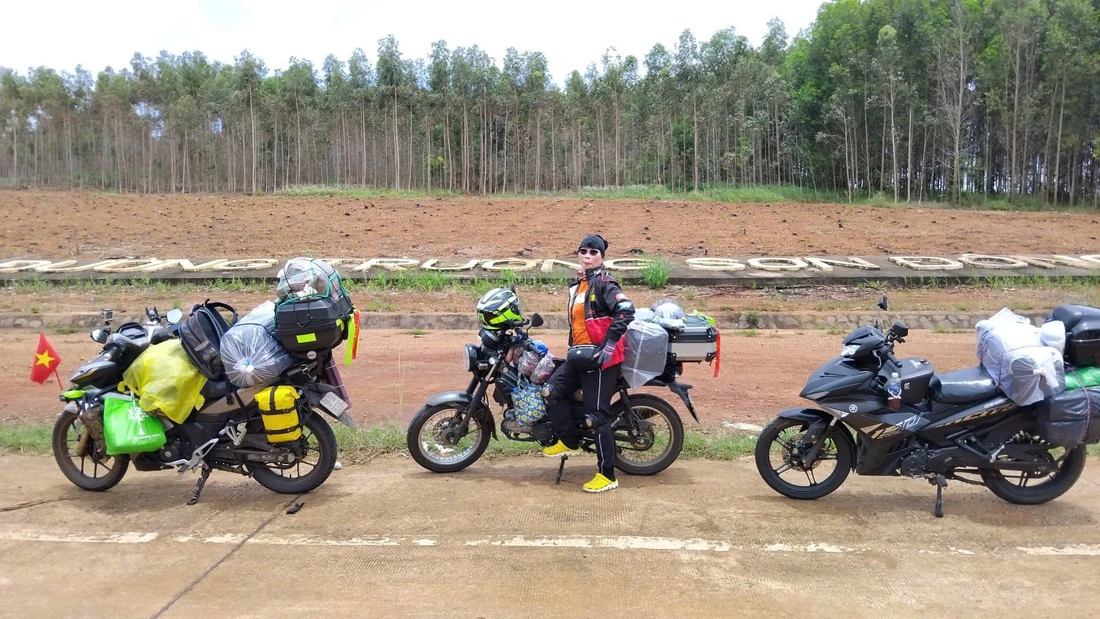 Phượt thủ U60 lần đầu xuyên Việt bằng xe máy: 'Bất ngờ phải chạy bão, mưa rát mặt, cuối cùng vẫn ổn' - Ảnh 1.