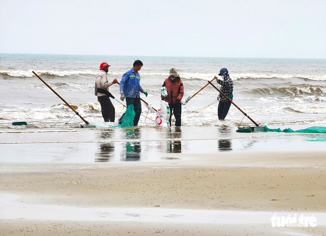 Người dân đua nhau cào ốc tép kiếm tiền triệu mỗi ngày dịp đầu năm - Ảnh 2.
