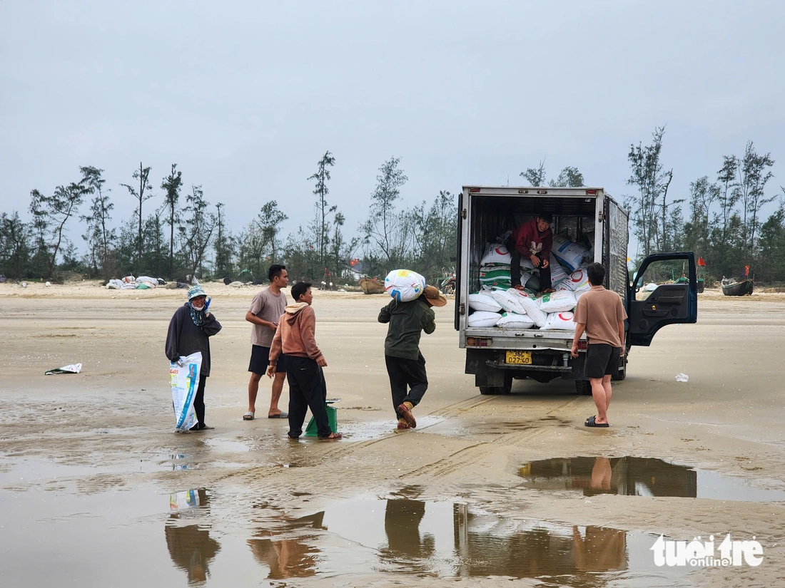 Người dân đua nhau cào ốc tép kiếm tiền triệu mỗi ngày dịp đầu năm - Ảnh 5.