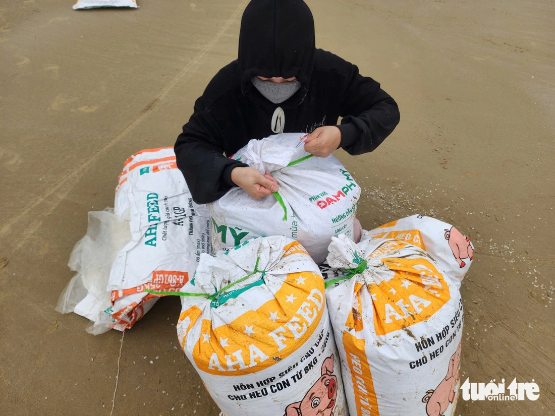 Người dân đua nhau cào ốc tép kiếm tiền triệu mỗi ngày dịp đầu năm - Ảnh 6.