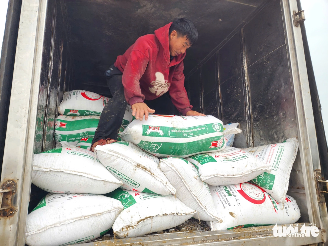 Người dân đua nhau cào ốc tép kiếm tiền triệu mỗi ngày dịp đầu năm - Ảnh 8.