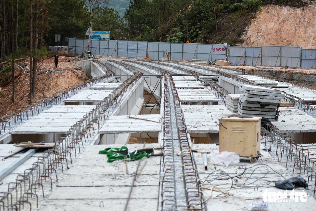 Cầu cạn vượt điểm sạt lở lớn trên đèo Mimosa Đà Lạt sắp thông xe - Ảnh 2.