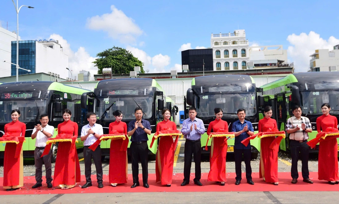 Thêm 169 xe buýt điện lăn bánh, TP.HCM dần xanh hóa giao thông công cộng - Ảnh 2.