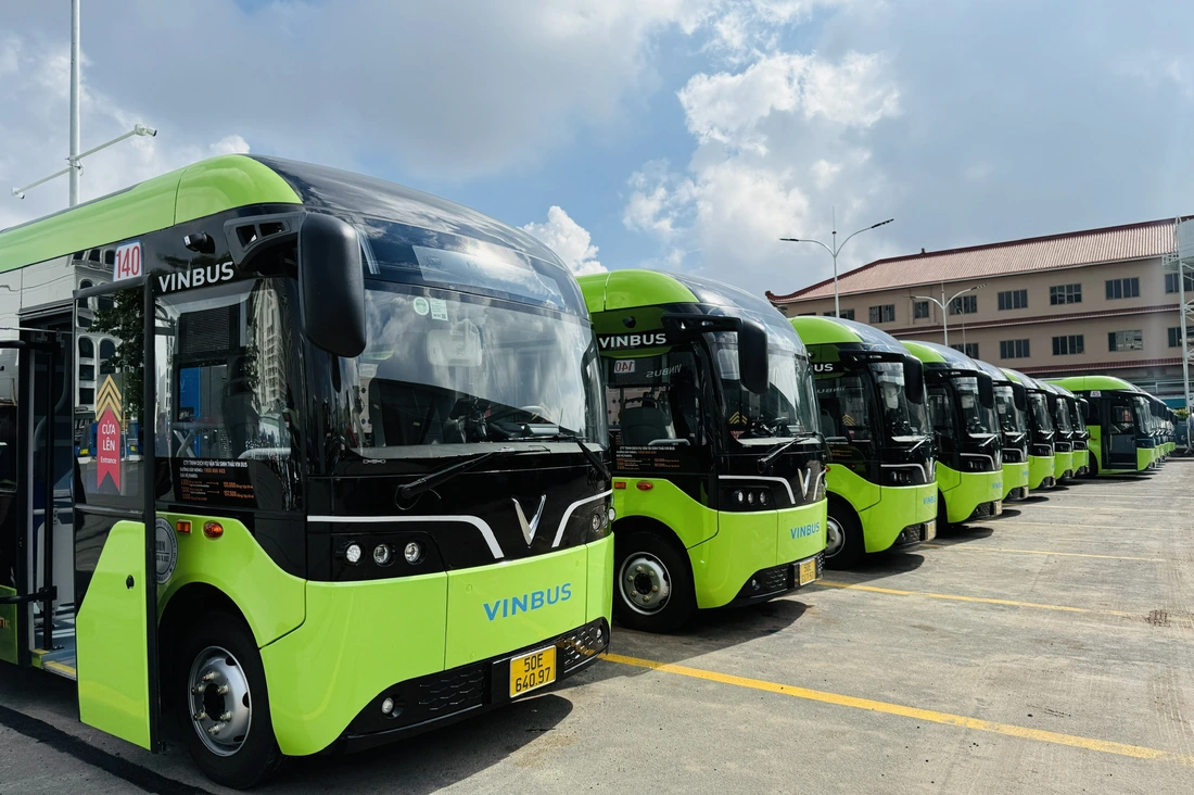 Thêm 169 xe buýt điện lăn bánh, TP.HCM dần xanh hóa giao thông công cộng - Ảnh 1.