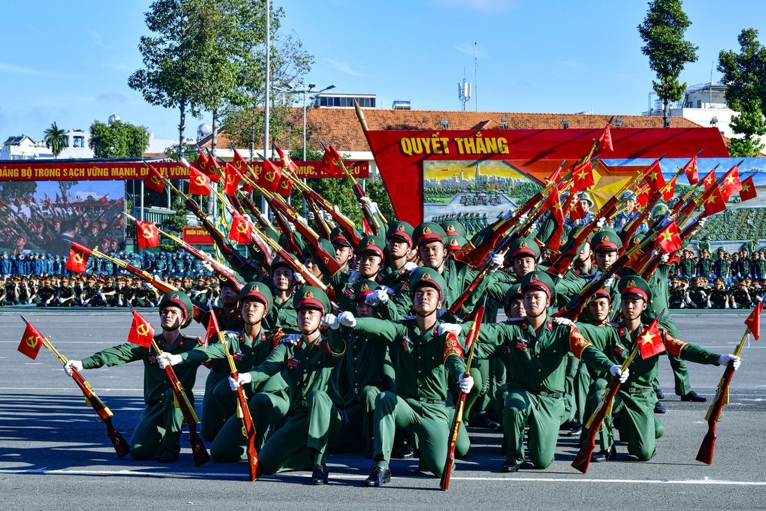 Những màn võ thuật dũng mãnh tại buổi tổng duyệt lễ ra quân huấn luyện của Bộ Tư lệnh TP.HCM - Ảnh 6.