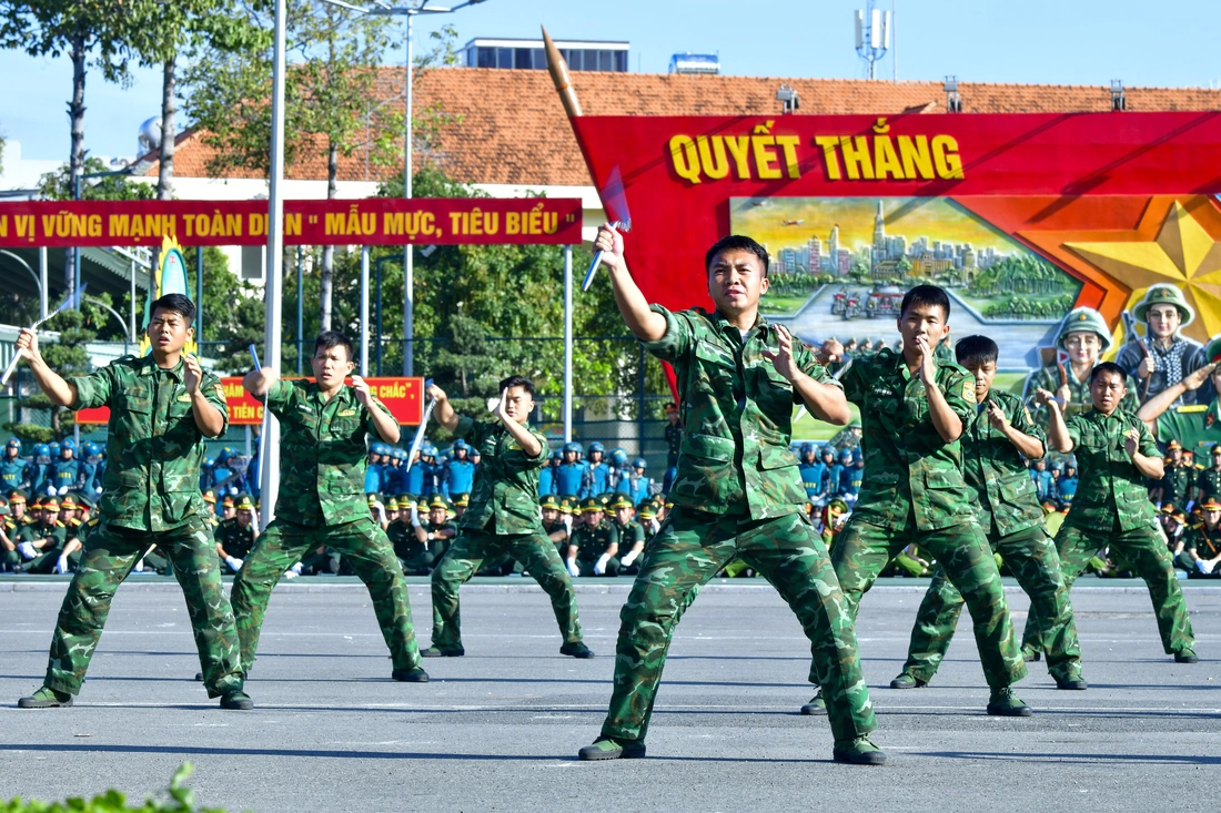 Những màn võ thuật dũng mãnh tại buổi tổng duyệt lễ ra quân huấn luyện của Bộ Tư lệnh TP.HCM - Ảnh 7.