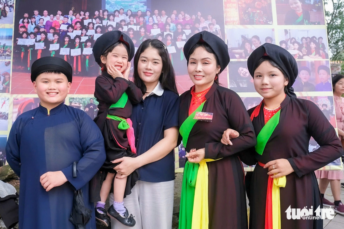 Hội Lim nhận bằng di sản quốc gia, bé 3 tuổi rưỡi hát quan họ 'đốn tim' du khách - Ảnh 3.