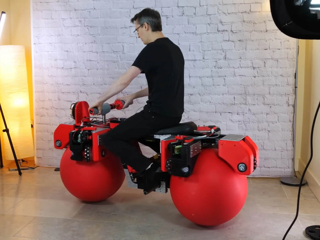 Chiếc xe độc đáo không cần đạp, không cần động cơ, chỉ cần nghiêng là tự lăn đến vị trí mong muốn - Ảnh 2.