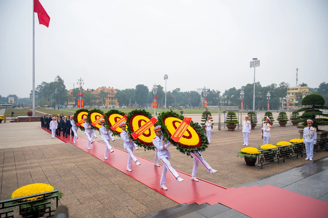 Lãnh đạo Đảng, Nhà nước vào lăng viếng Chủ tịch Hồ Chí Minh nhân 96 năm Ngày thành lập Đảng - Ảnh 3.