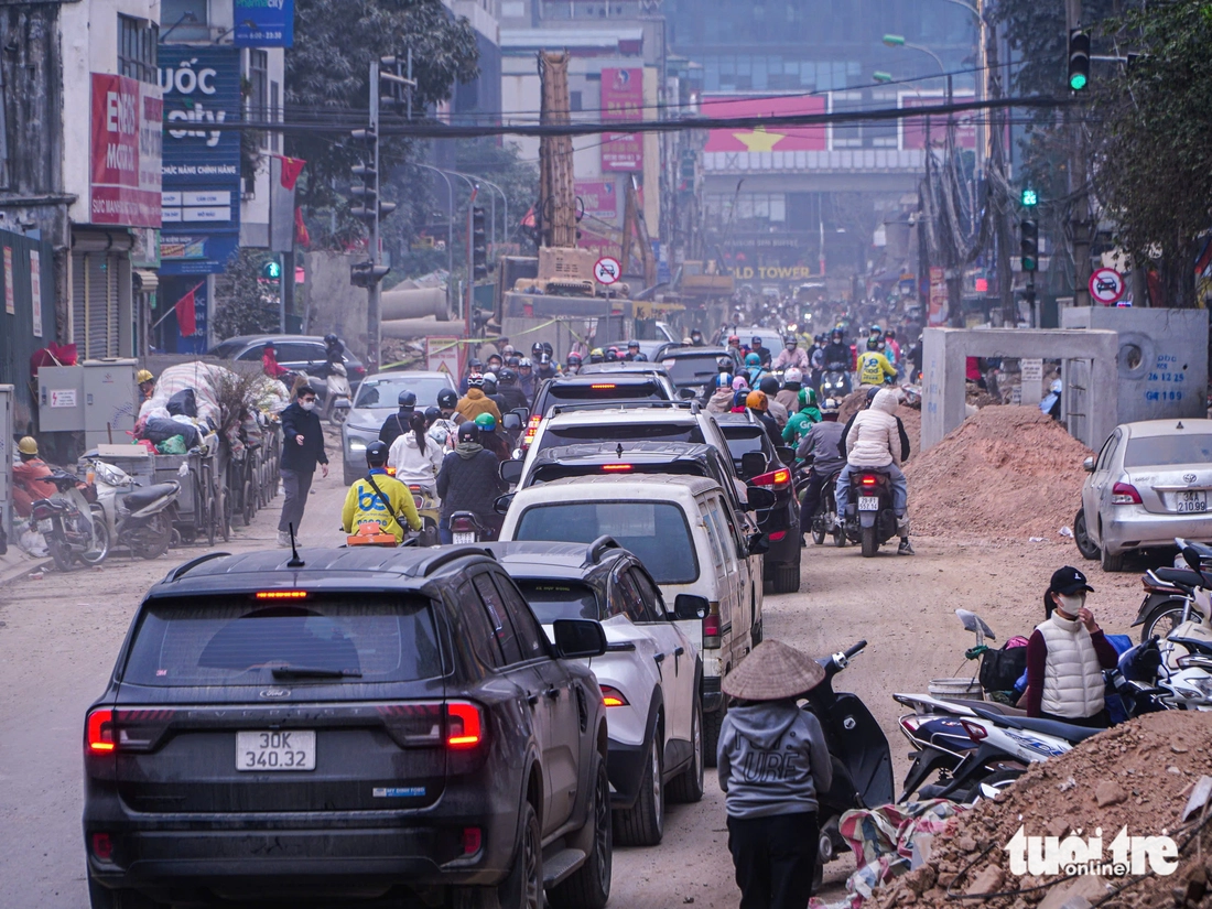 Dân Hà Nội 'kêu trời' vì con đường thi công ì ạch, bụi bặm, lật tung vỉa hè dịp cận Tết - Ảnh 2.