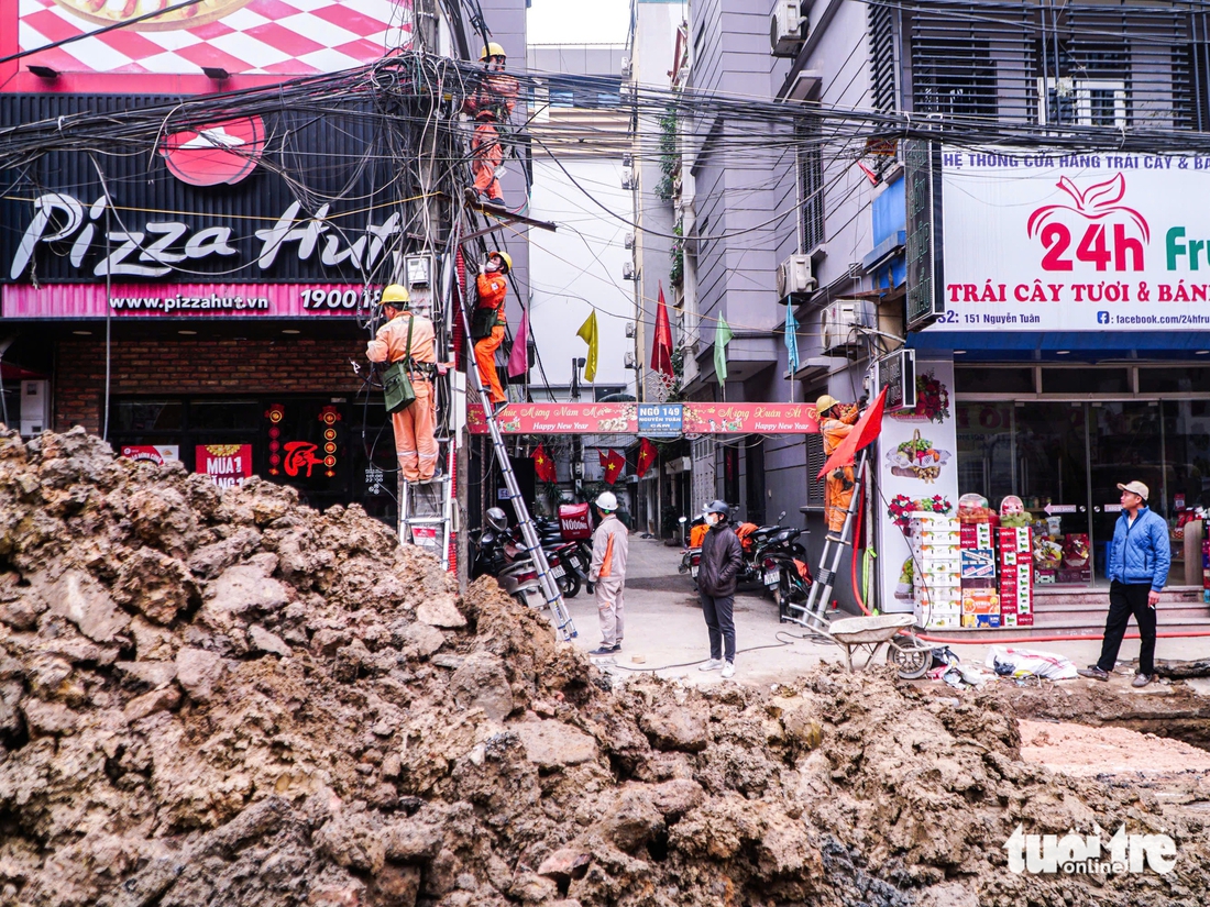 Dân Hà Nội 'kêu trời' vì con đường thi công ì ạch, bụi bặm, lật tung vỉa hè dịp cận Tết - Ảnh 4.