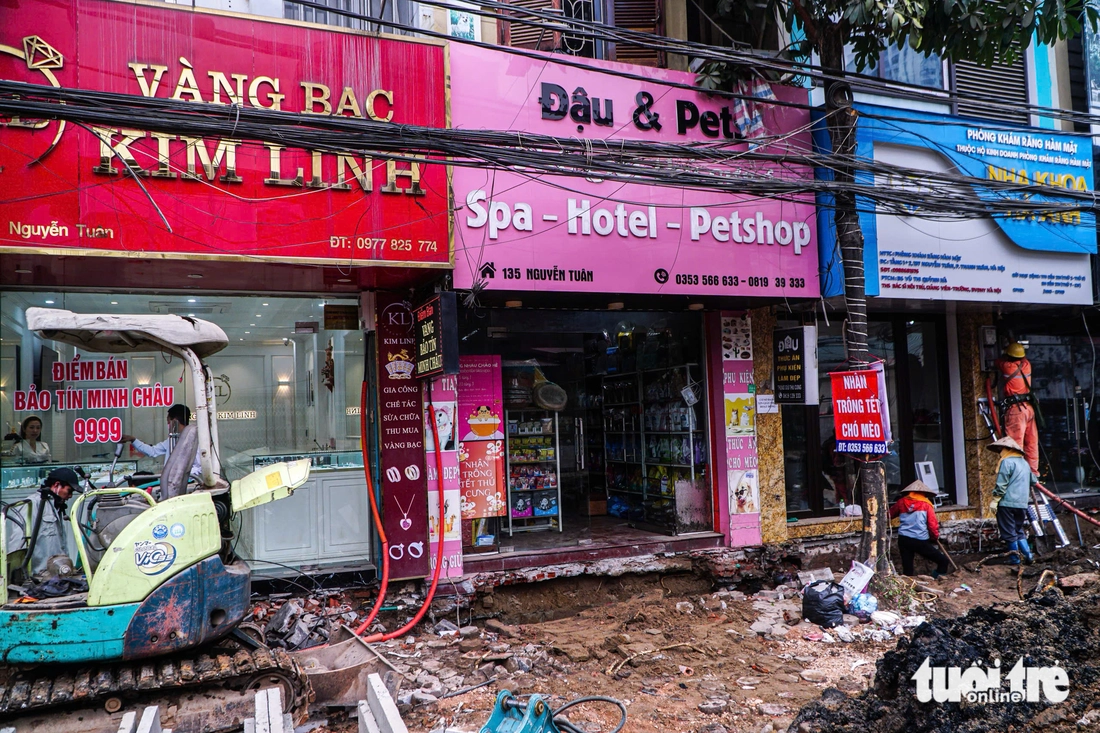 Dân Hà Nội 'kêu trời' vì con đường thi công ì ạch, bụi bay mù mịt, lật tung vỉa dịp cận Tết - Ảnh 6.