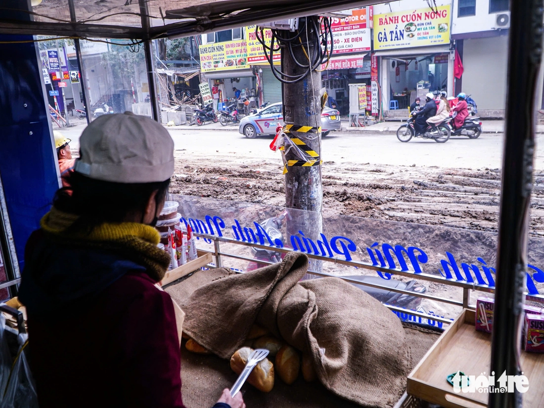 Dân Hà Nội 'kêu trời' vì con đường thi công ì ạch, bụi bay mù mịt, lật tung vỉa dịp cận Tết - Ảnh 10.