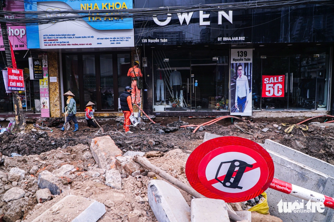 Dân Hà Nội 'kêu trời' vì con đường thi công ì ạch, bụi bay mù mịt, lật tung vỉa dịp cận Tết - Ảnh 11.