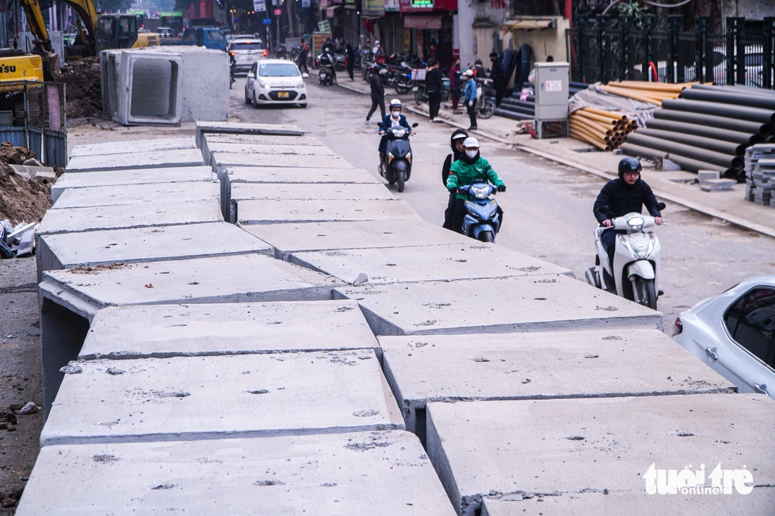 Dân Hà Nội 'kêu trời' vì con đường thi công ì ạch, bụi bặm, lật tung vỉa hè dịp cận Tết - Ảnh 12.