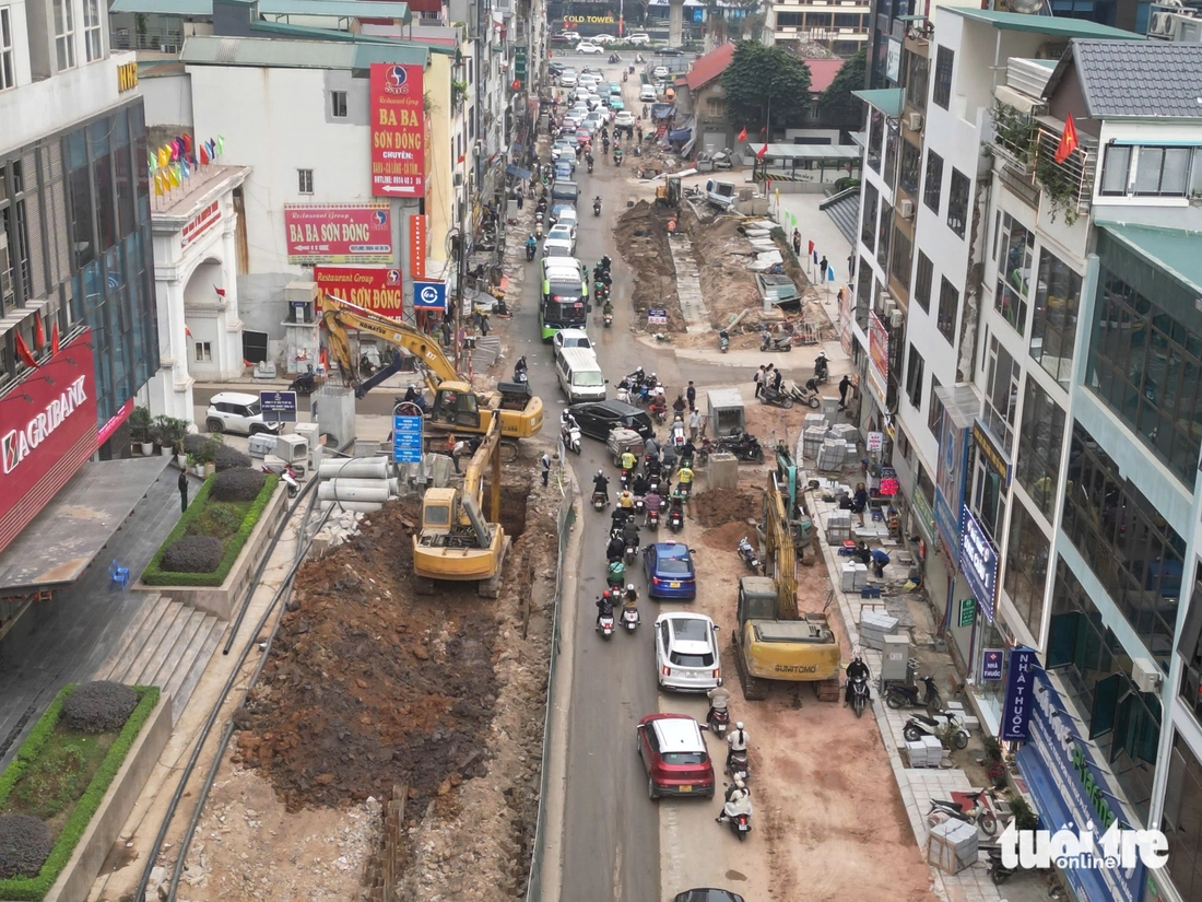 Dân Hà Nội 'kêu trời' vì con đường thi công ì ạch, bụi bặm, lật tung vỉa hè dịp cận Tết - Ảnh 17.