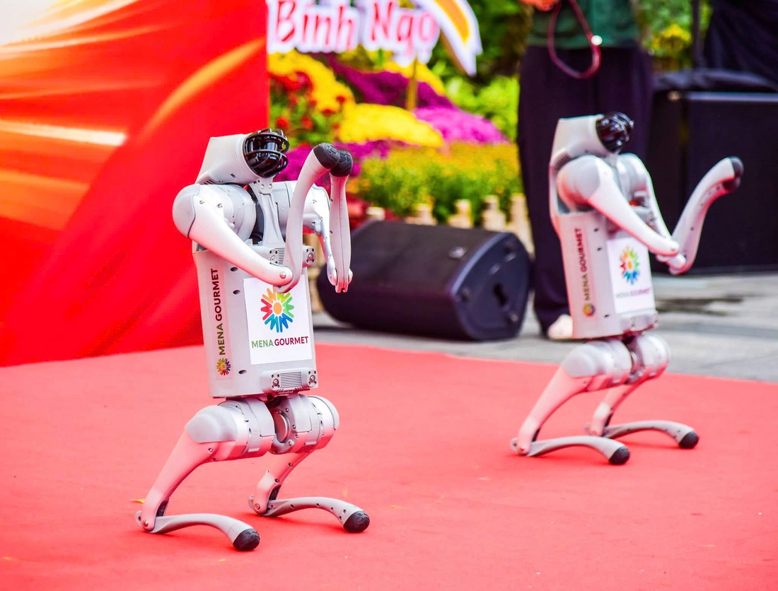Cặp đôi robot chó Meme và Nana chính thức 'làm việc' tại Menas Mall Saigon Airport - Ảnh 3.