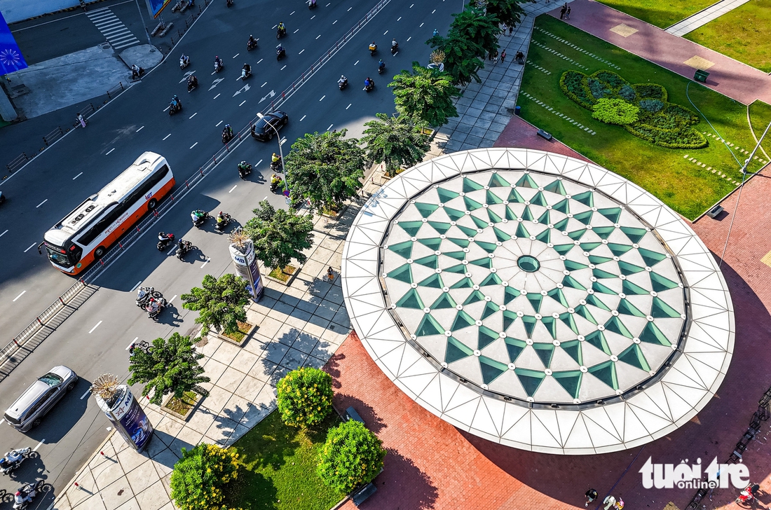 Flycam hướng tuyến đường sắt Bến Thành - Thủ Thiêm, vượt sông Sài Gòn, chạy dọc đường Mai Chí Thọ - Ảnh 3.