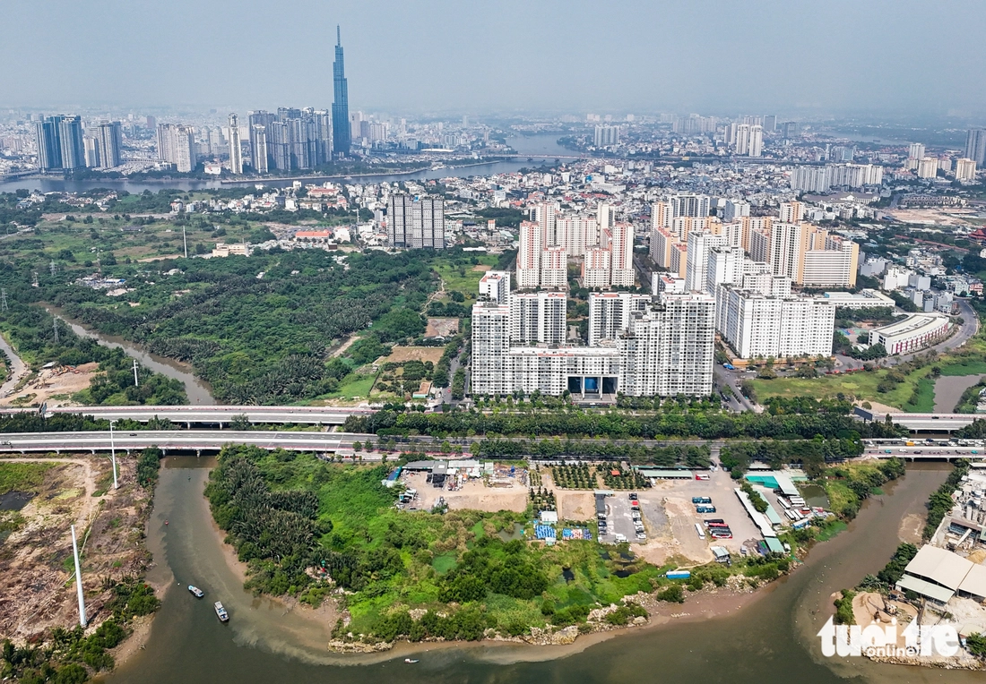 Flycam hướng tuyến đường sắt Bến Thành - Thủ Thiêm, vượt sông Sài Gòn, chạy dọc đường Mai Chí Thọ - Ảnh 13.