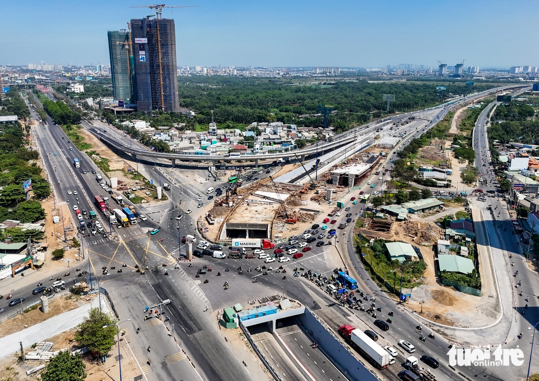 Flycam hướng tuyến đường sắt Bến Thành - Thủ Thiêm, vượt sông Sài Gòn, chạy dọc đường Mai Chí Thọ - Ảnh 18.