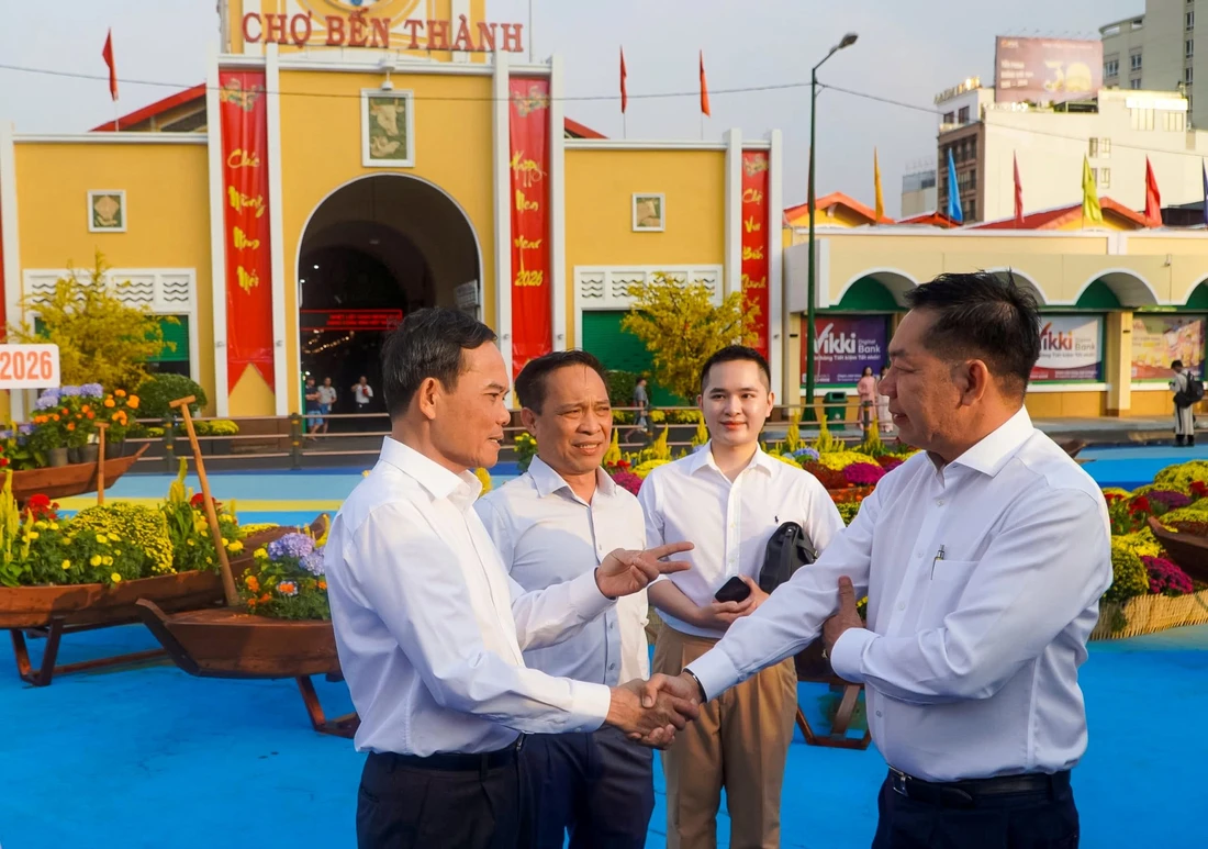 Bí thư Trần Lưu Quang, Chủ tịch Nguyễn Văn Được thị sát chợ Bến Thành, hồ Con Rùa - Ảnh 14.