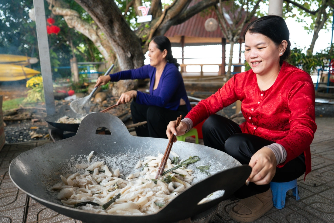 Khách Tây 'ồ, à' trải nghiệm Tết miền Tây - Ảnh 8.
